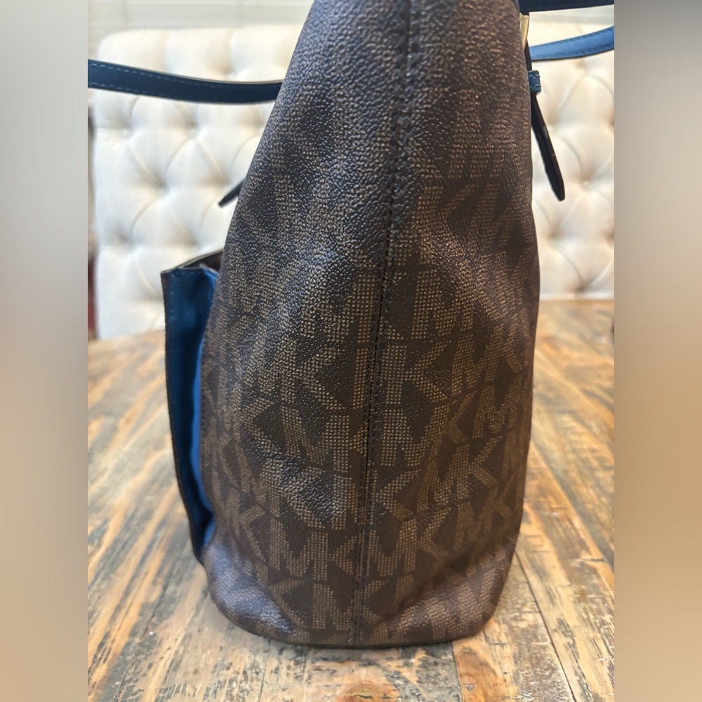 Michael Kors JET SET SIGNATURE SNAP TOTE - Picture 12 of 15